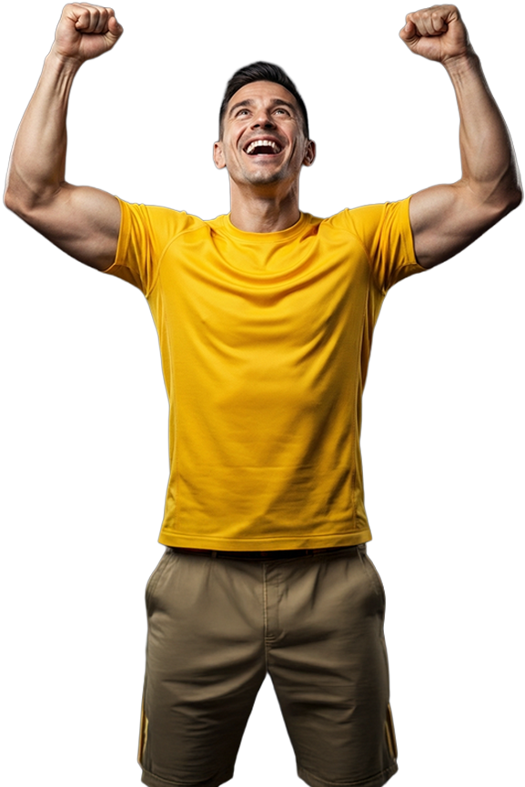 Uśmiechnięty wysportowany mężczyzna z rękoma uniesionymi do góry